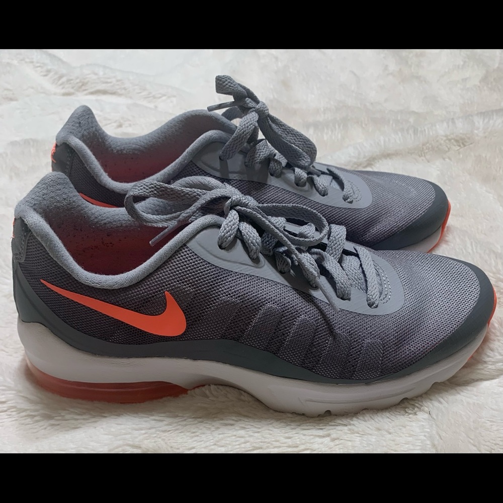 Womens Nike Air Tennis Shoes  Size 7.5